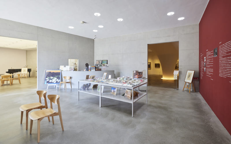 ヤオコー川越美術館 三栖右嗣記念館ラウンジ